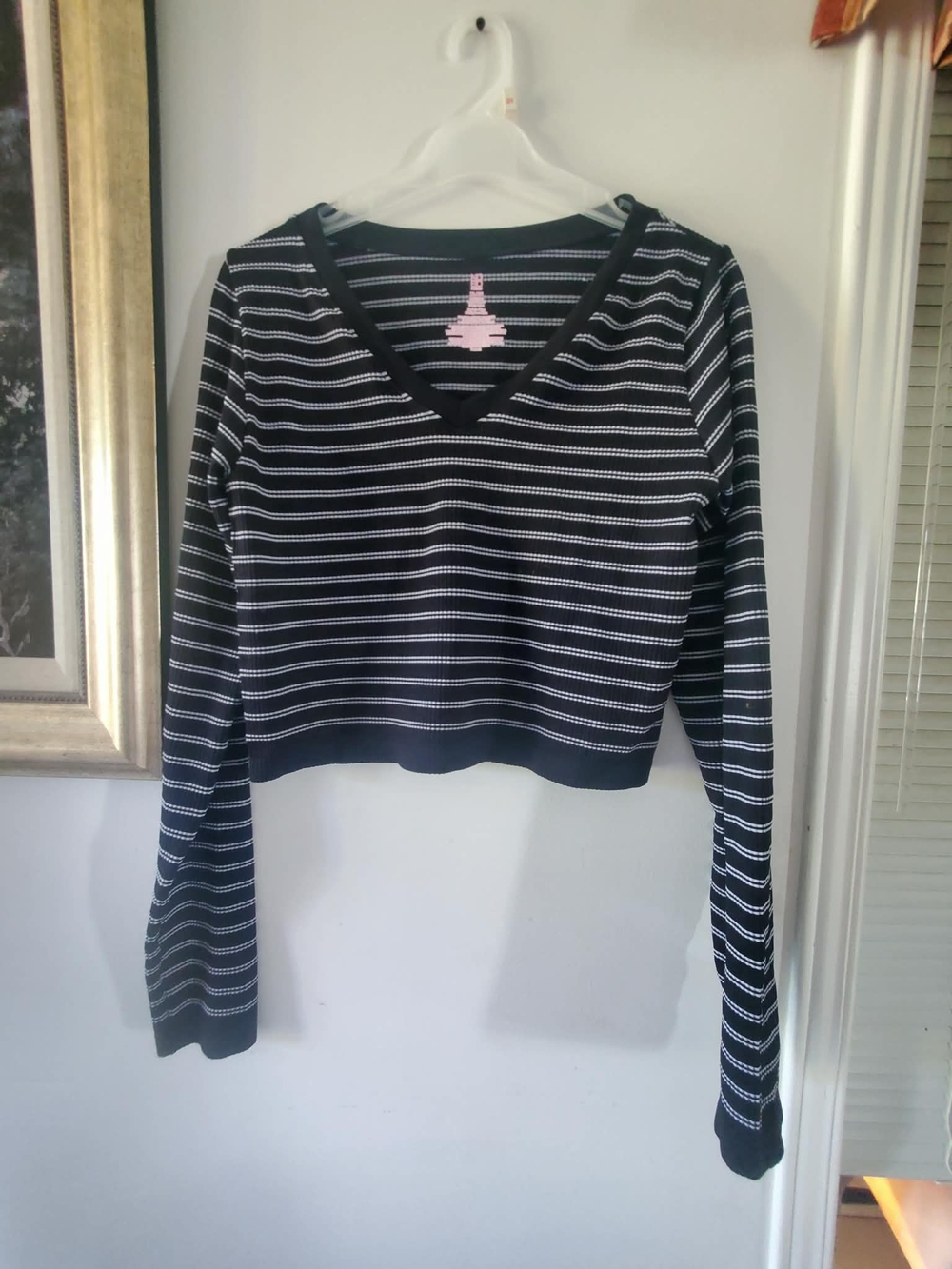 No Boundaries Black and White Cropped V-Neck Long Sleeve Top
